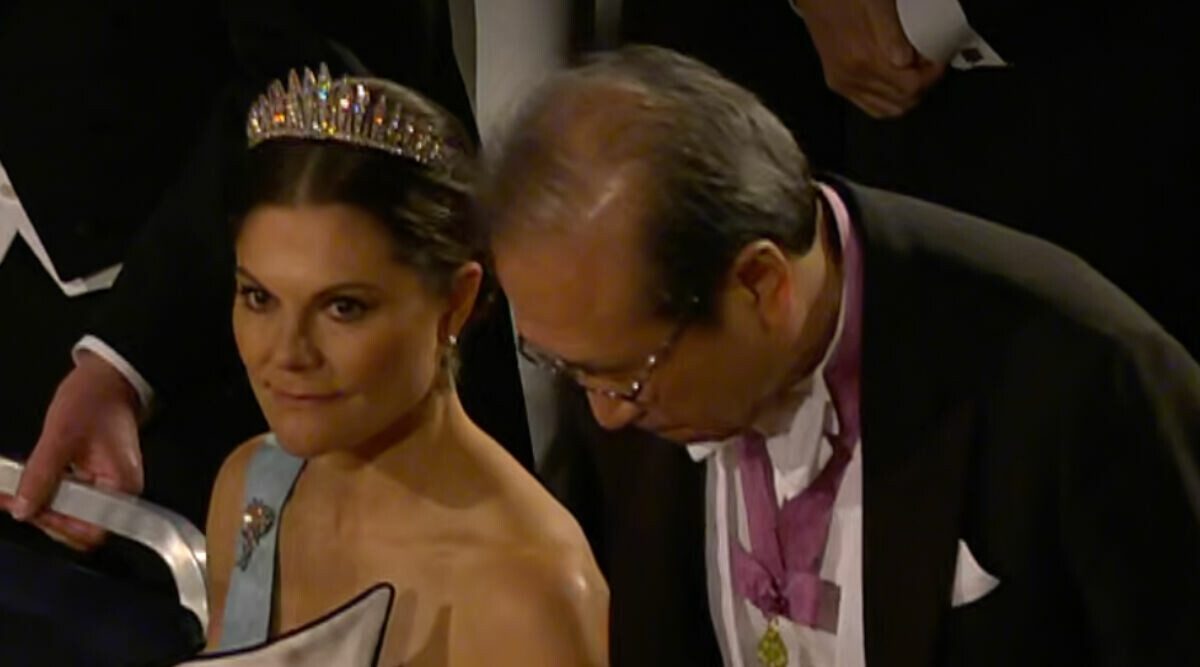Oops! Victoria blir titulerad fel på Nobelmiddagen – ingen rör en min