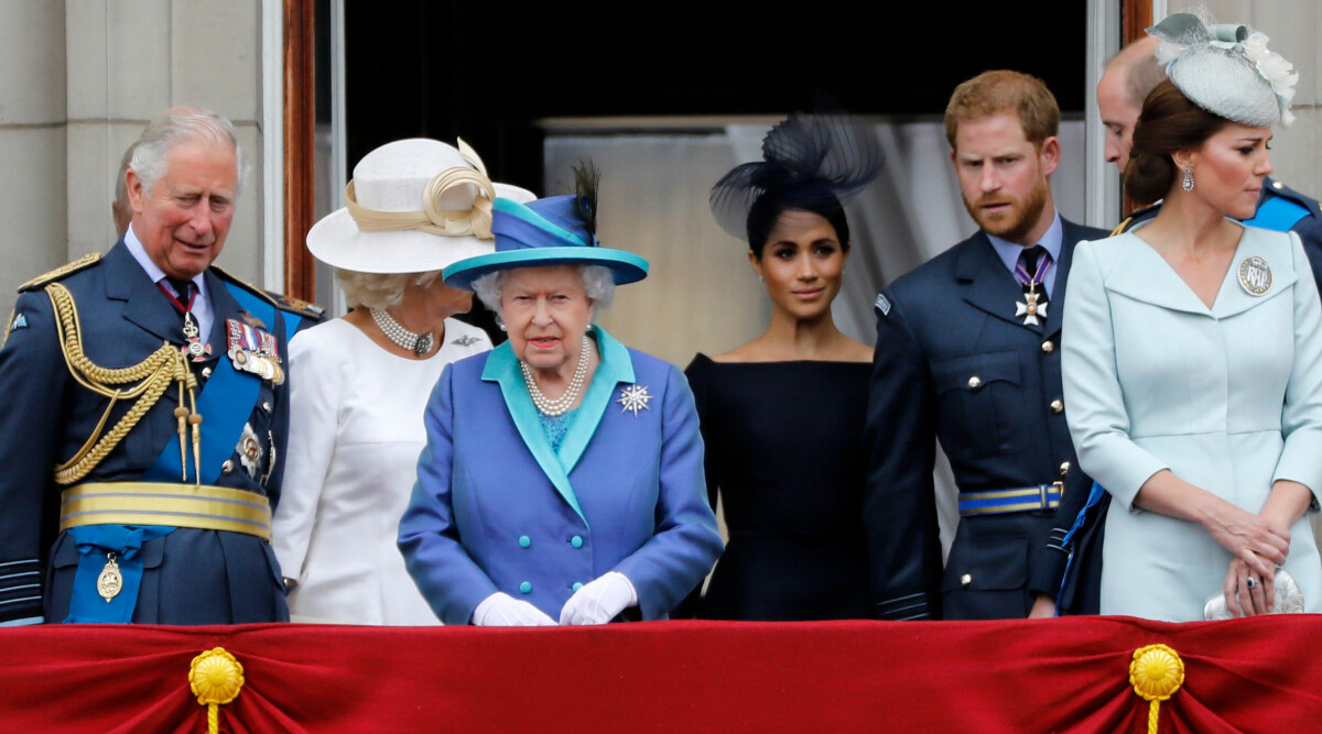 Drottning Elizabeths historiska bakslag – Buckingham Palace tar ställning