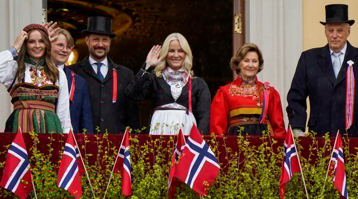 Kronprinsessan Mette-Marit i fokus när kungafamiljen firar 17:e maj
