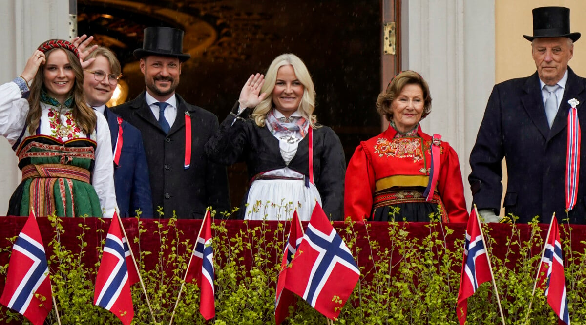 Kronprinsessan Mette-Marit i fokus när kungafamiljen firar 17:e maj