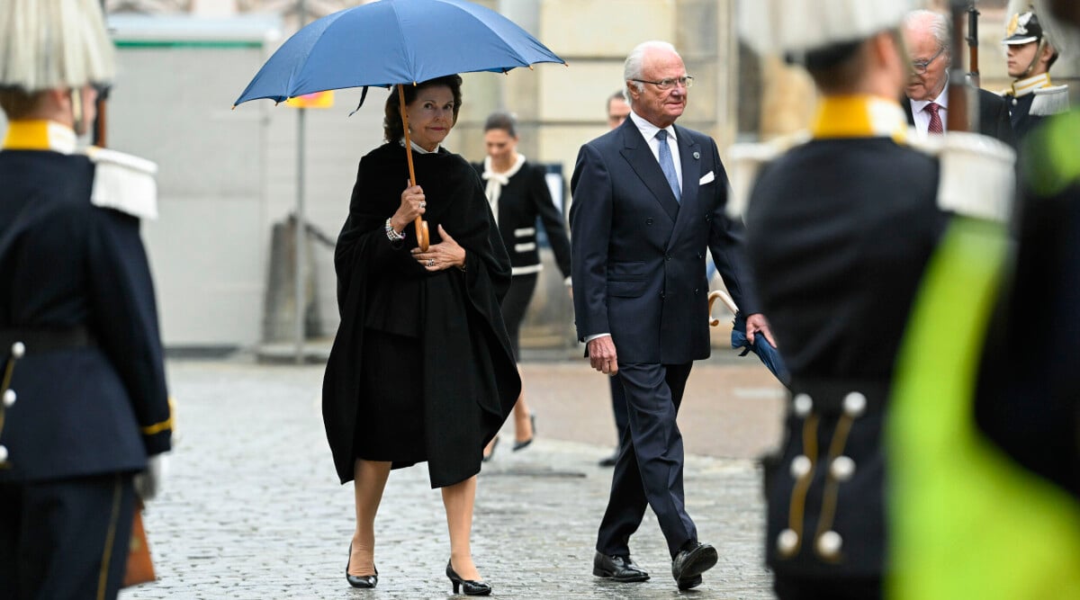 Bilden på Silvia vid kungens sida – beteende utanför Storkyrkan väcker frågor