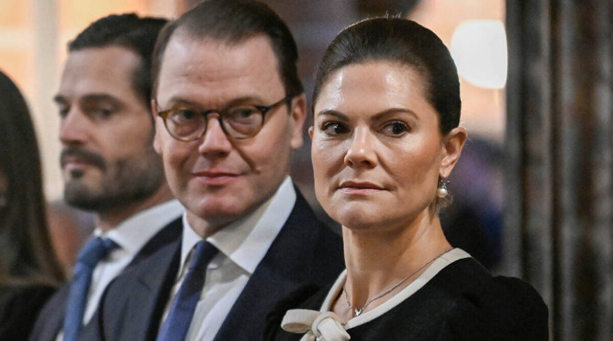 Victoria och Daniel överraskar politikerna utanför Storkyrkan – här gör de det privata!