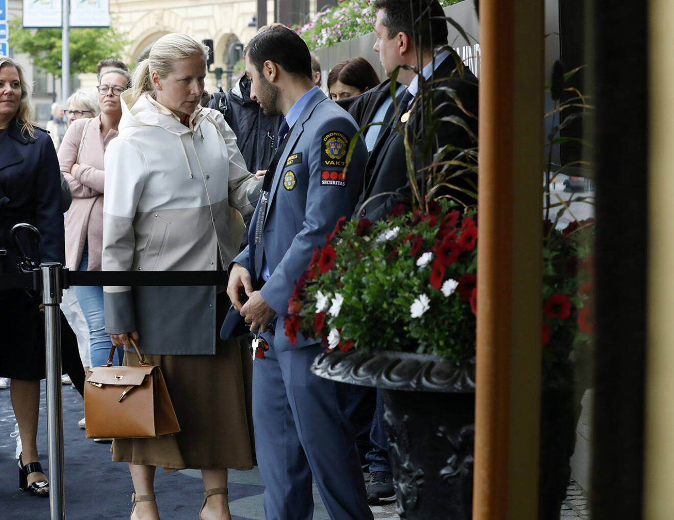 Affärskvinnan Cristina Stenbeck på väg in på Brilliant Minds på Grand Hotel i Stockholm.