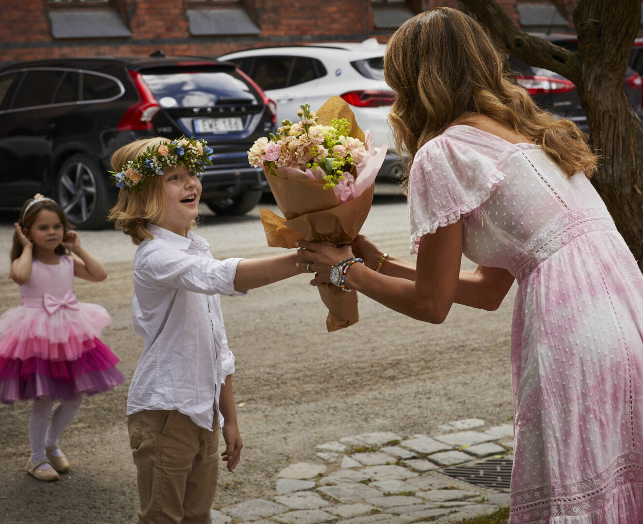 Elias från Vedum lämnar blommor till prinsessan Madeleine