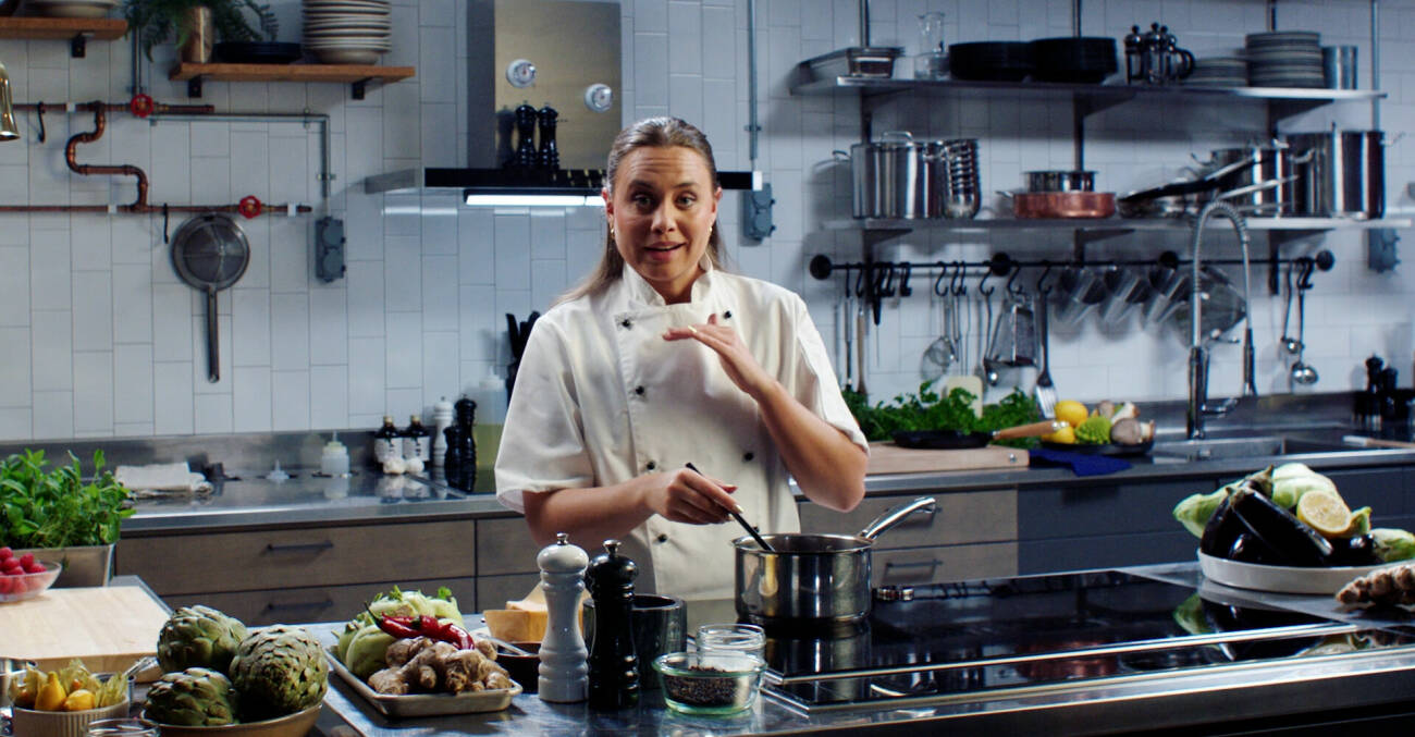 Sofia Henriksson lagar en Nobeldessert i tv-programmet ”En kunglig måltid”.