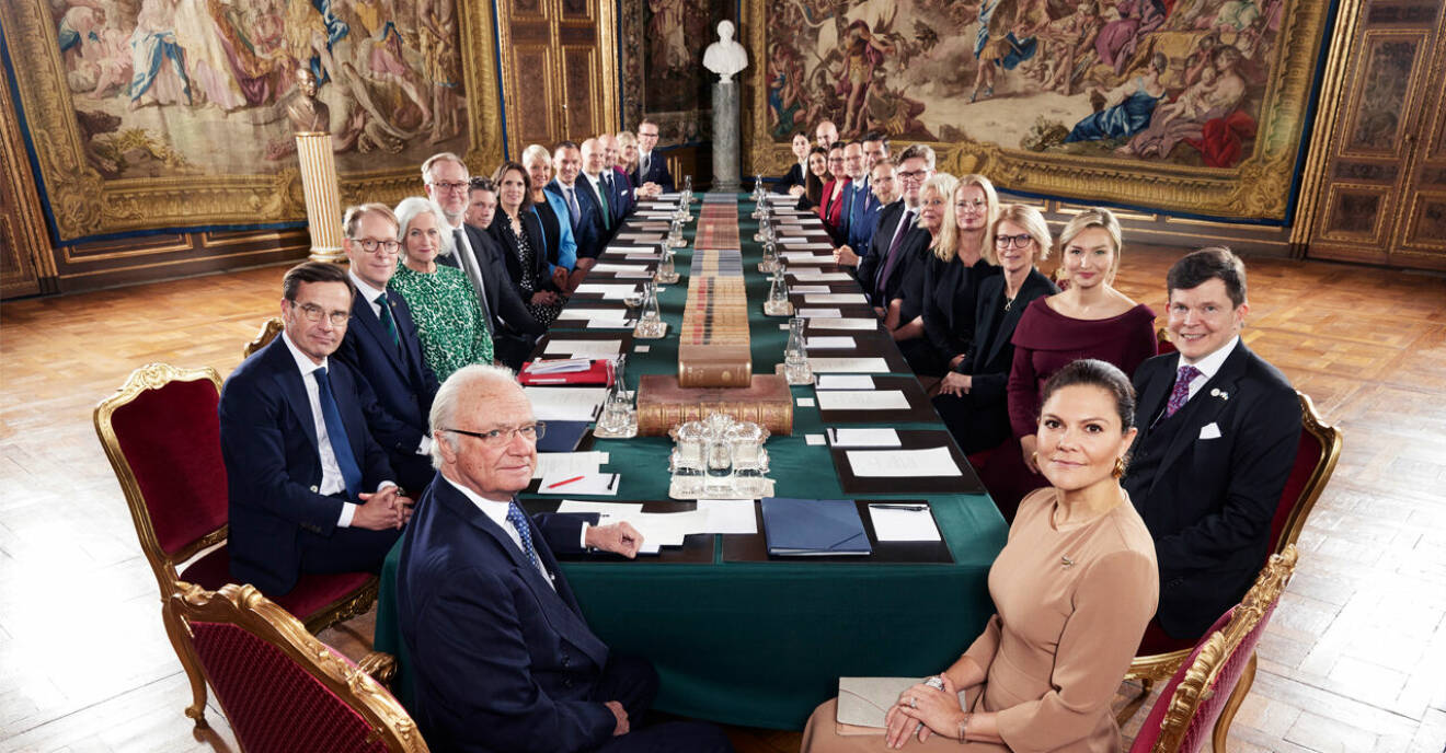 Kung Carl Gustaf och Kronprinsessan Victoria och riksdagens talman tillsammans med den nya regeringen.