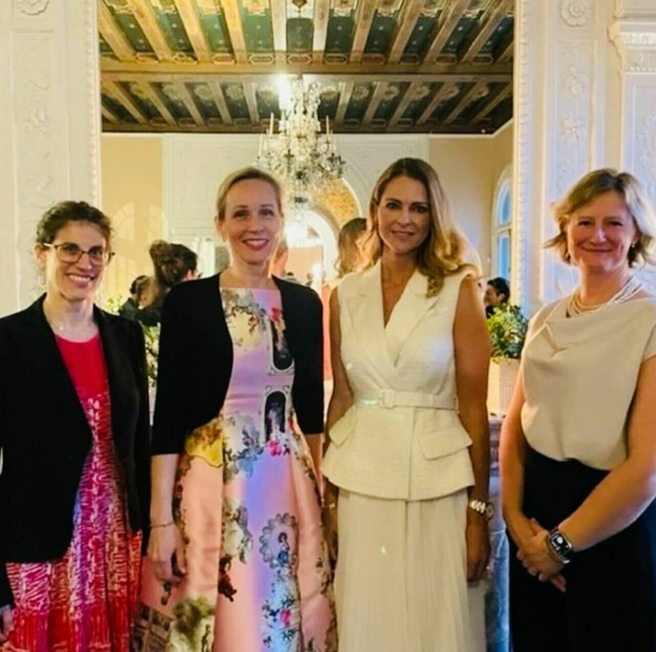 Prinsessan Madeleine i vitt, här med Sarah Repucci, Sveriges generalkonsul Camilla Mellander (i rosa klänning från MaxJenny) och domaren Carolina Holderness från New York City Criminal Court.