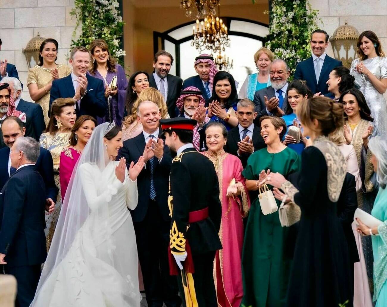 Jordaniens kronprins Hussein med sin fru prinsessan Rajwa vid bröllopet i Amman