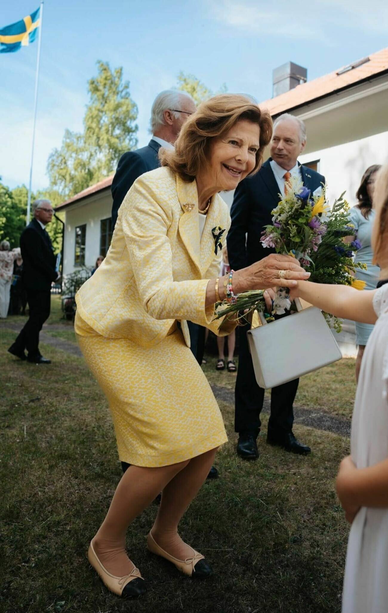 Drottning Silvia på Svenskbygården i Roma på Gotland – firar kungen 50 år på tronen