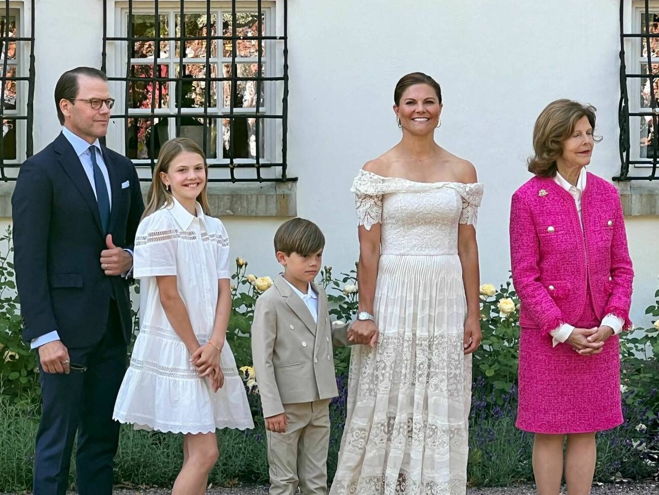Kronprinsessfamiljen och drottning Silvia utanför Solliden slott