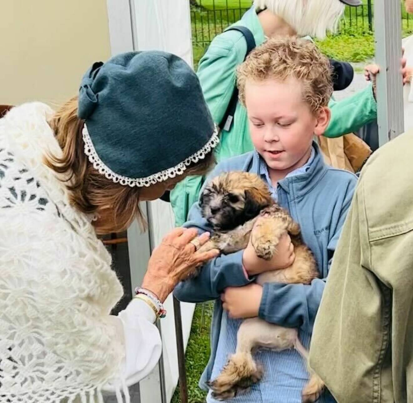 Drottning Silvia med en hundvalp på De Gamlas Dag 2023 på Ekebyhovs slott