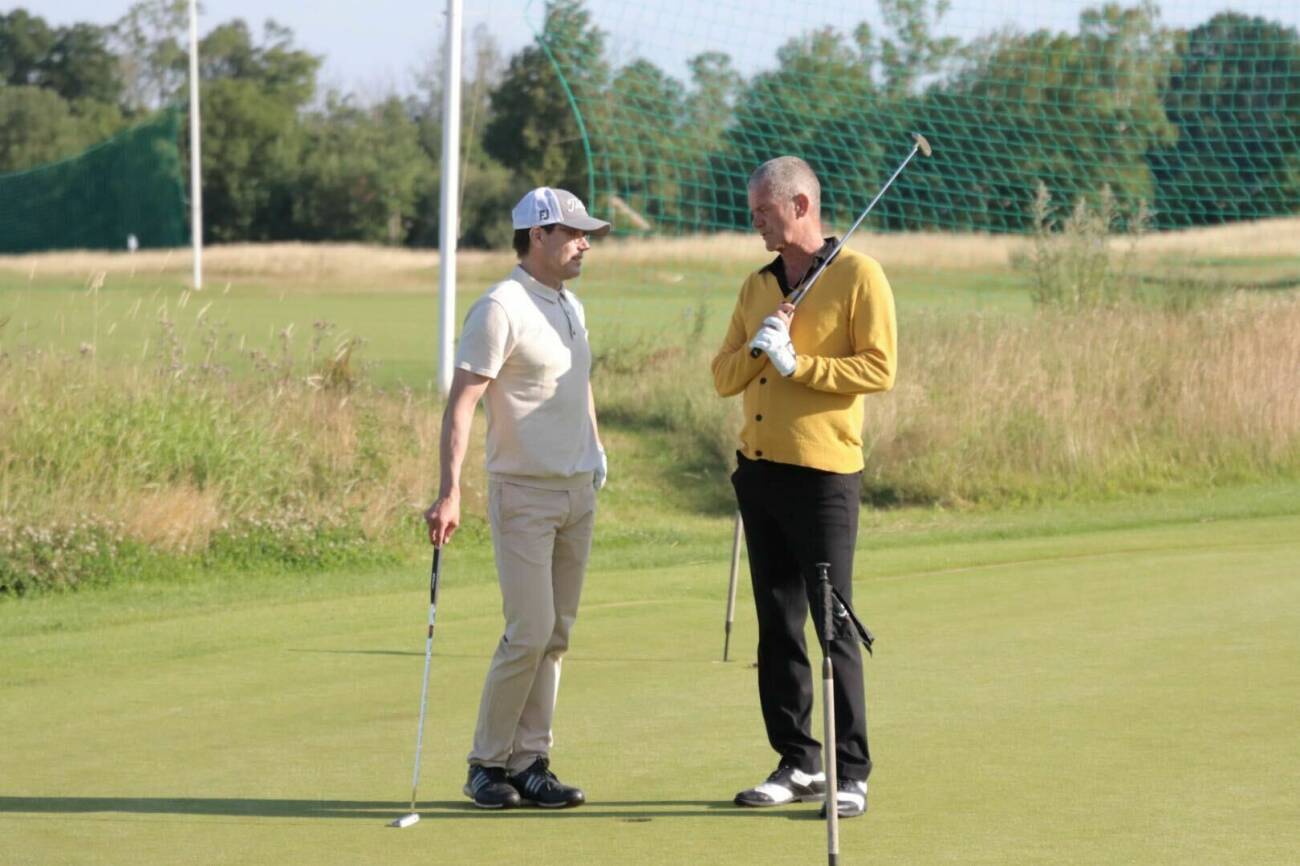 Prins Daniel och Jesper Parnevik på golfbanan