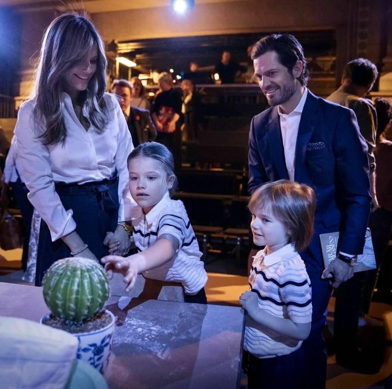 Prinsessan Sofia och prins Carl Philip med sina barn på barnoperan Var är smörgåsen?