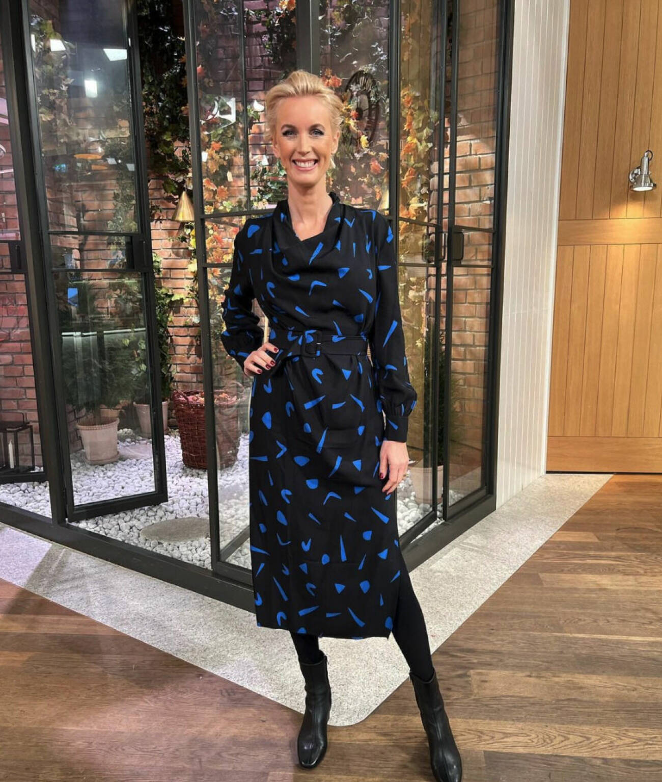 Jenny Strömstedt i en svart och blå klänning i TV4 Nyhetsmorgon