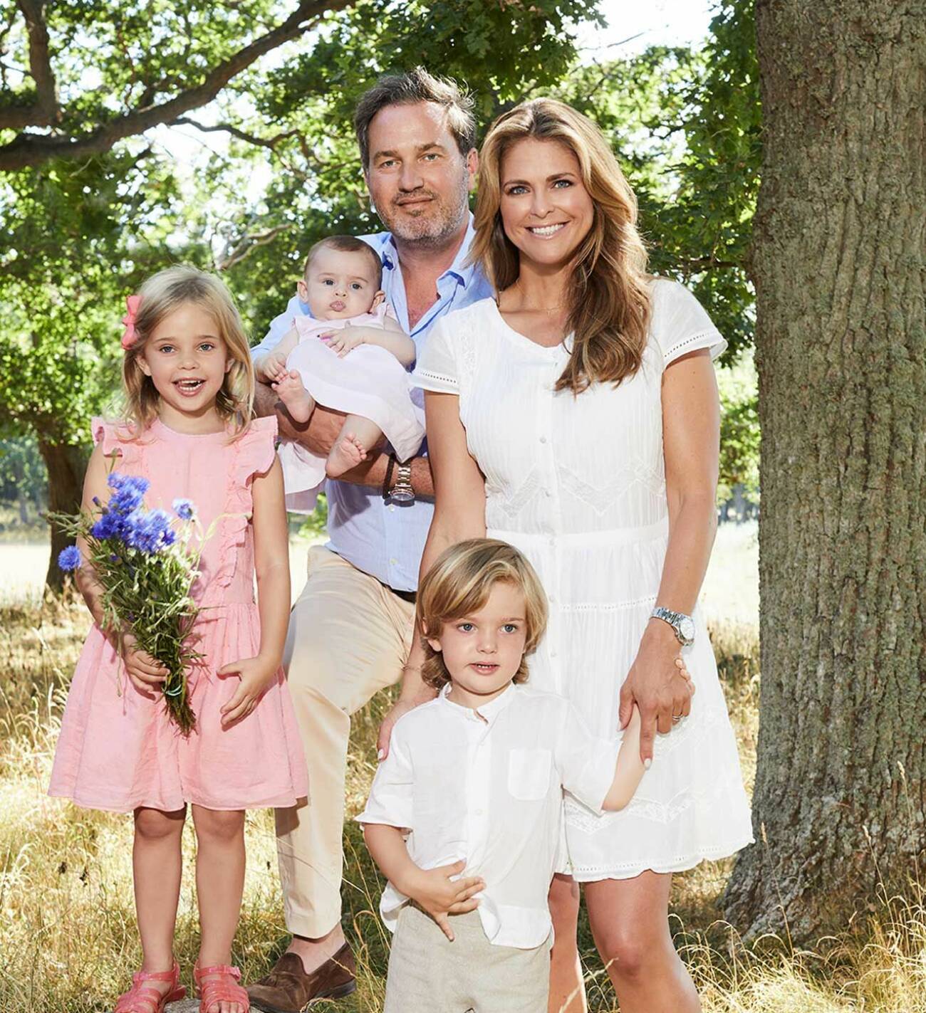 Hela familjen Bernadotte-O'Neill: Prinsessan Madeleine och Chris O'Neill med barnen prinsessan Leonore, prinsessan Adrienne och prins Nicolas.
