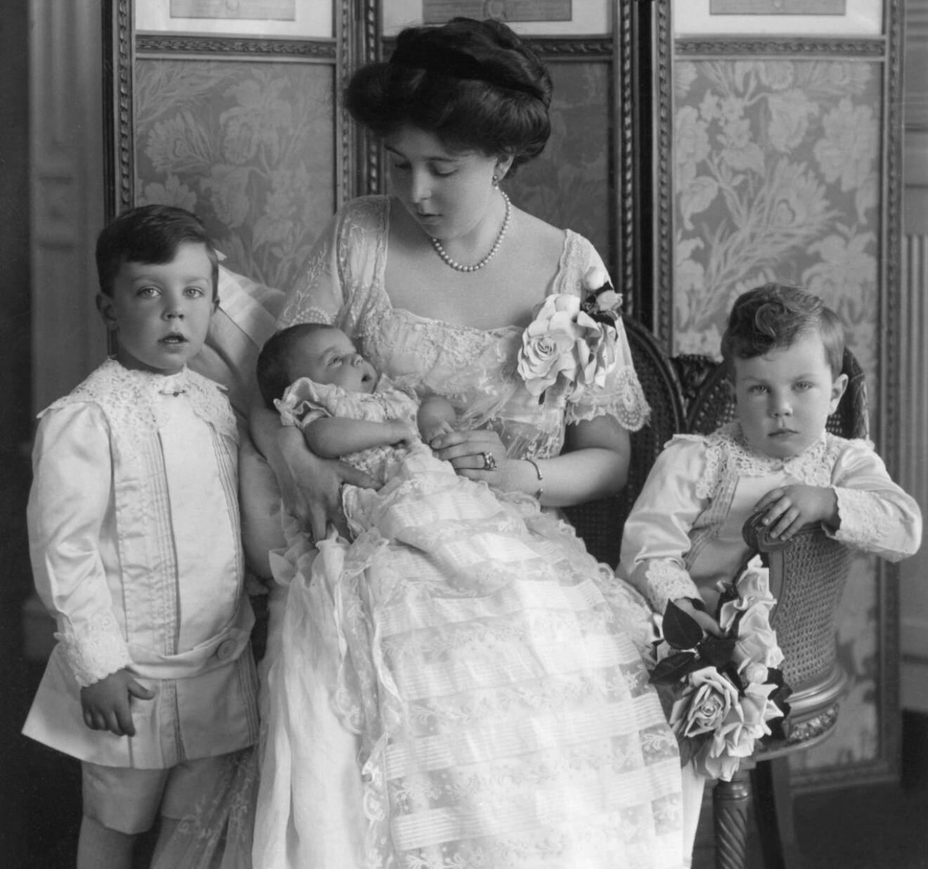 Kronprinsessan Margareta med sina barn prins Gustaf Adolf, prins Sigvard och prinsessan Ingrid