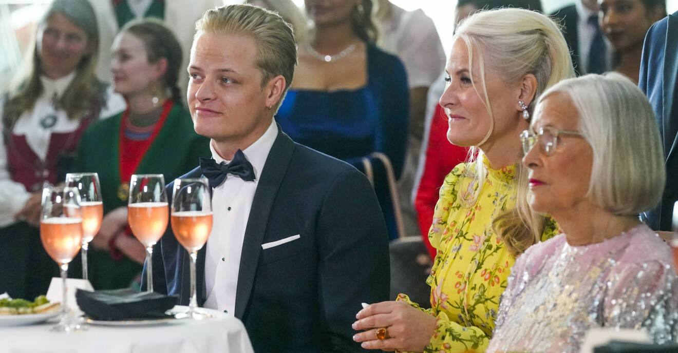 Marit Tjessem, kronprinsessan Mette-Marit och Marius Borg Høiby under middagen som hölls för att fira prinsessan Ingrid Alexandras myndighetsdag.