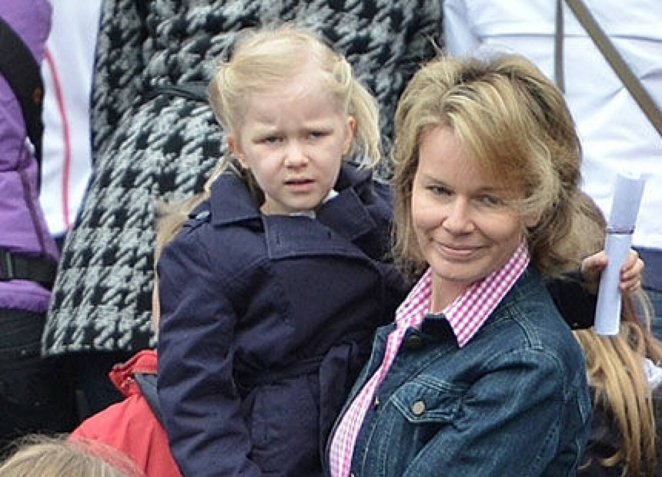 Kronprinsessan Mathilde tog med barnen och tittade på när äkta maken sprang löptävling