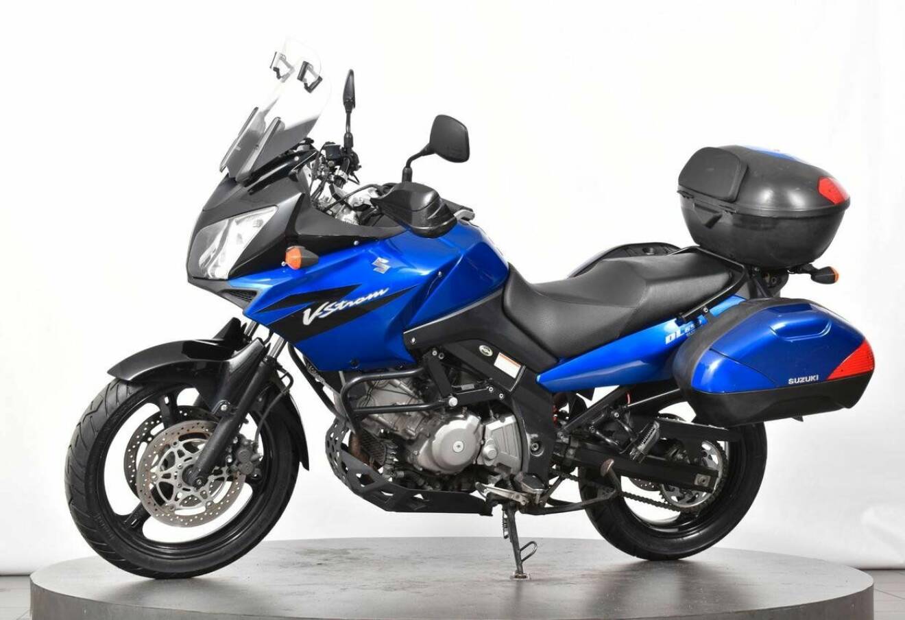 Motorcykel. Blå Suzuki DL 650 från 2009