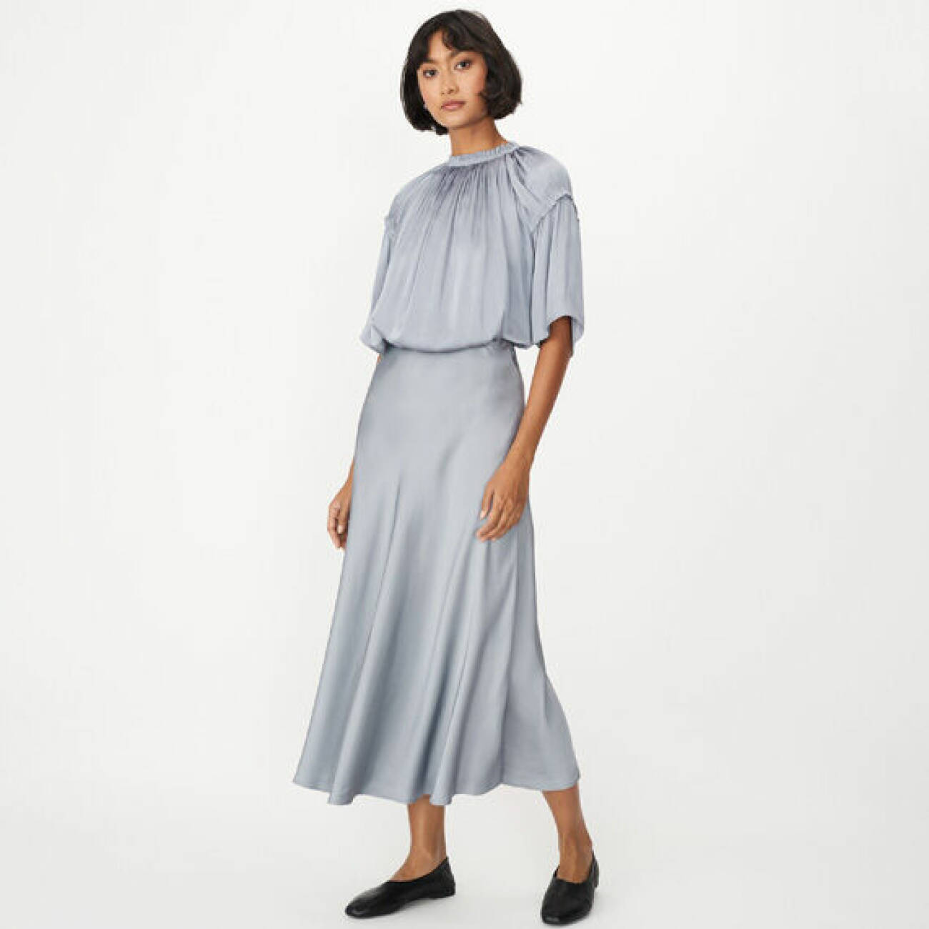 Outfit jul och nyår 2021: ljusblått satinset med blus och kjol från Wera