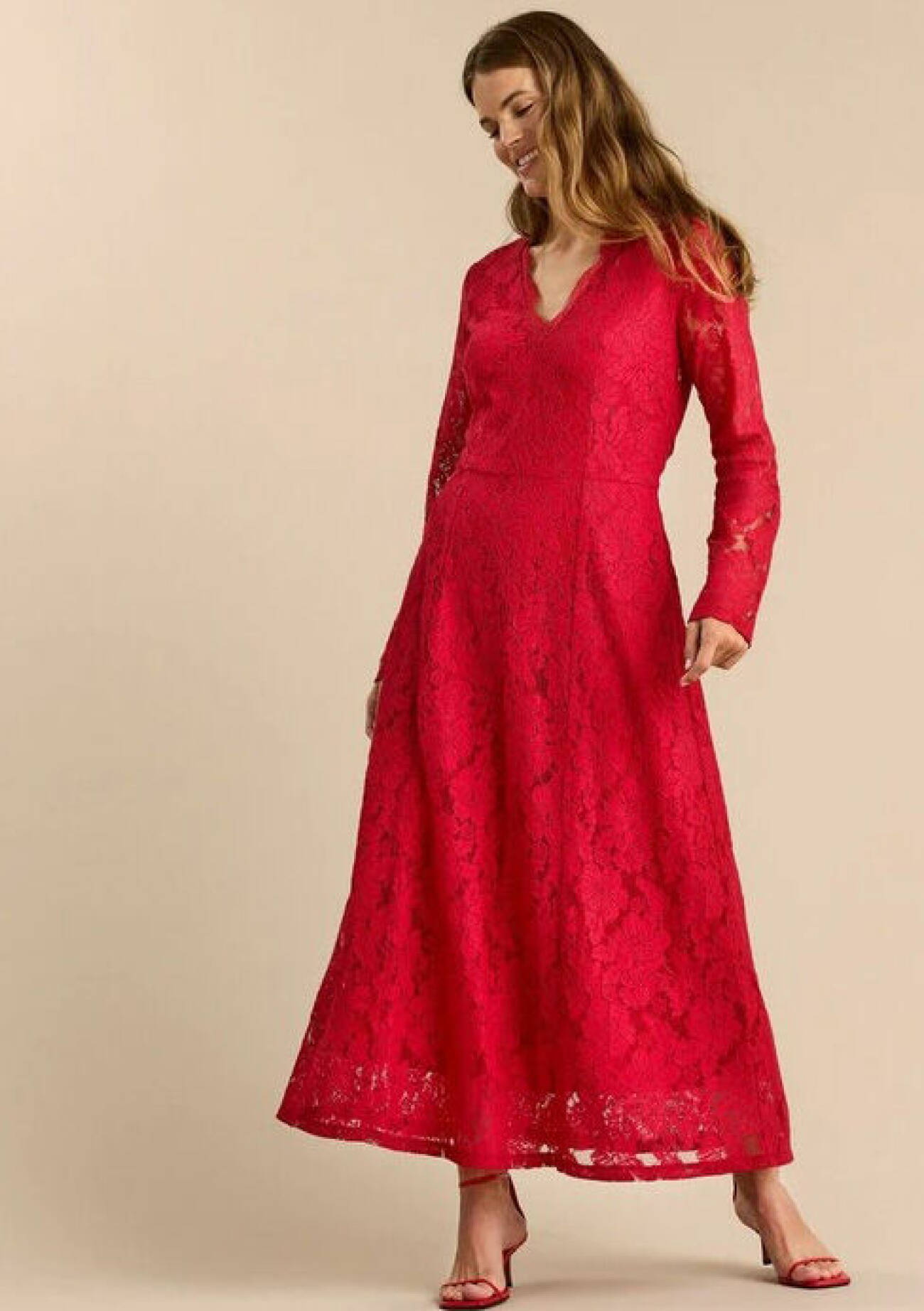 Outfit jul och nyår 2021: röd långärmad spetsklänning från Lindex