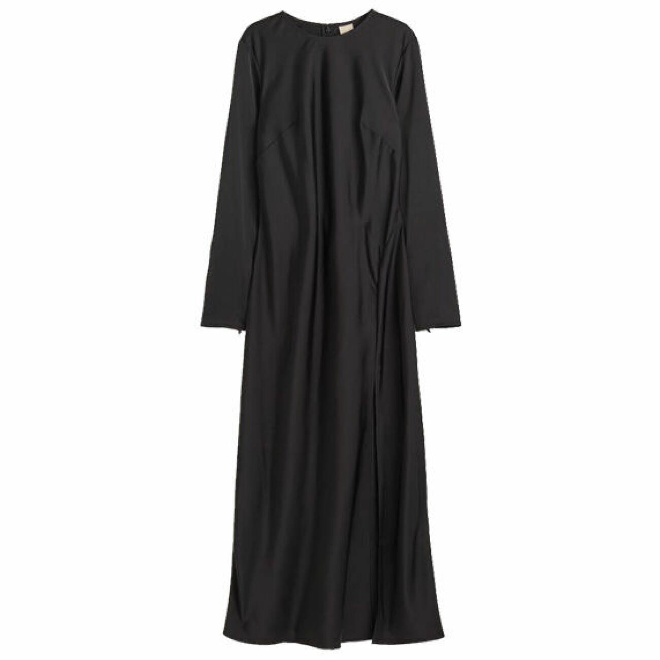 Outfit jul och nyår 2021: svart långärmad långklänning i satin med slits från H&amp;M