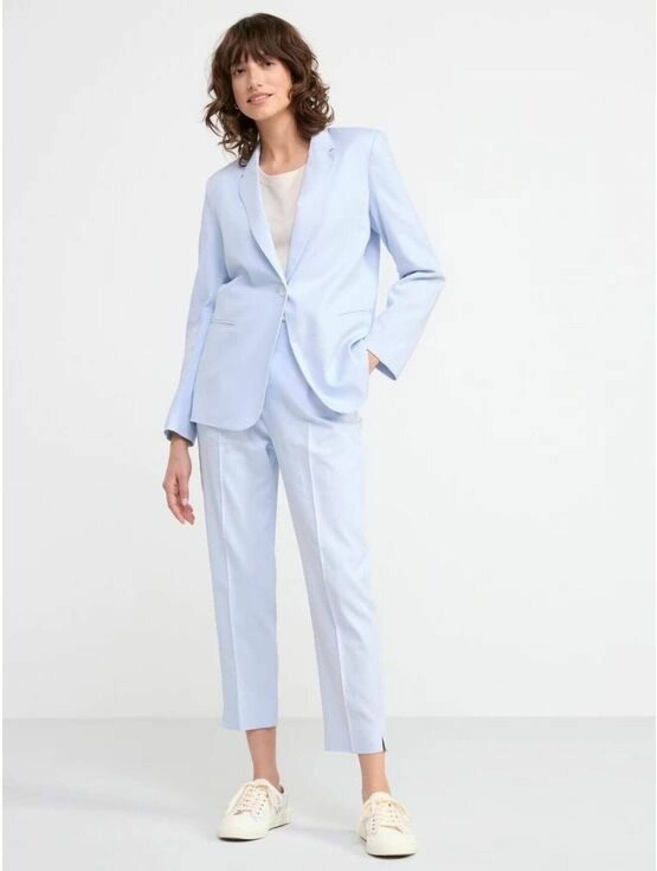 ljusblå kostym för dam med enkelknäppt kavaj och croppade byxor från lindex