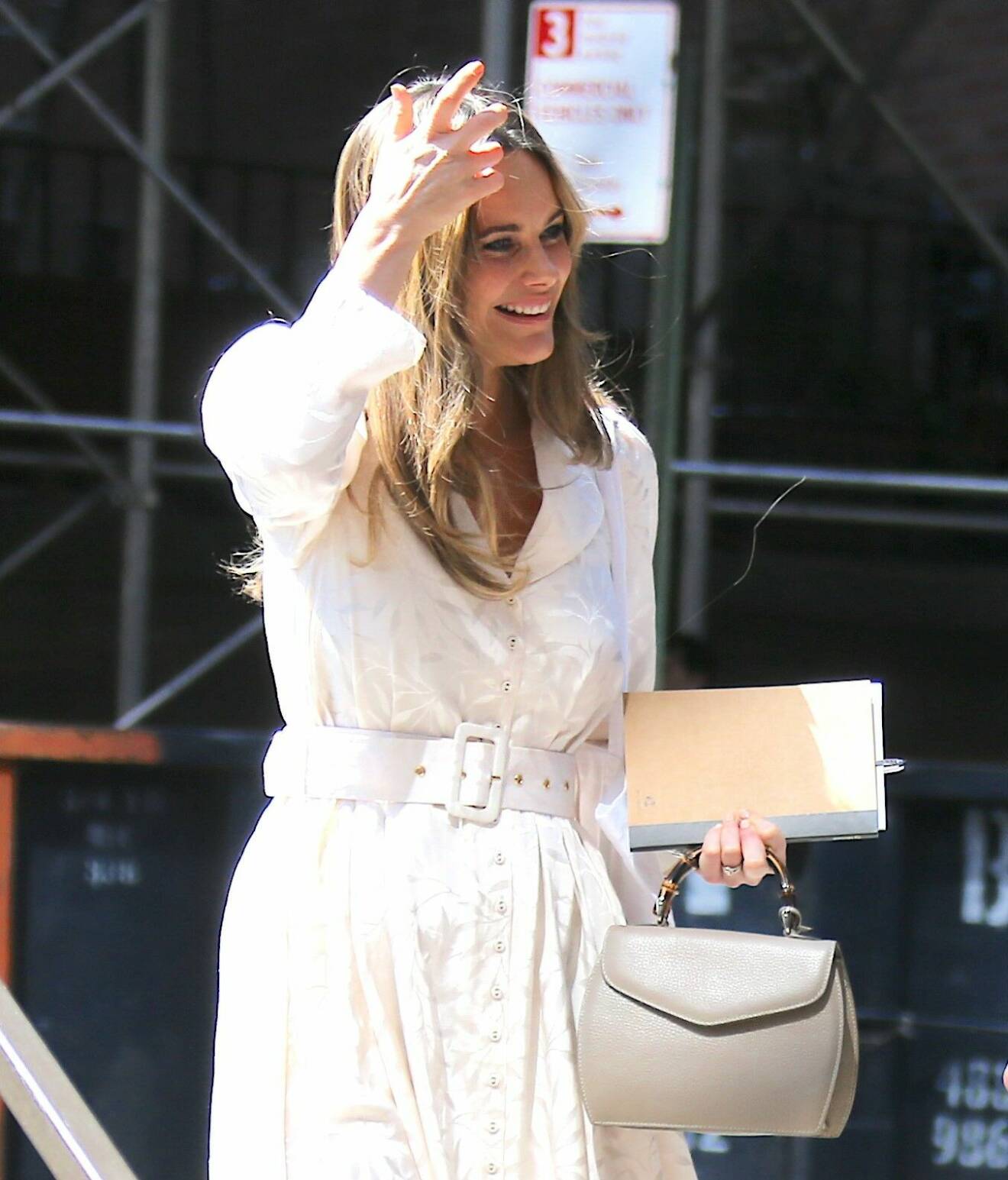 Prinsessan Sofia i New York 2023 – i vit klänning från BiTiMo och väska från Mix and Match
