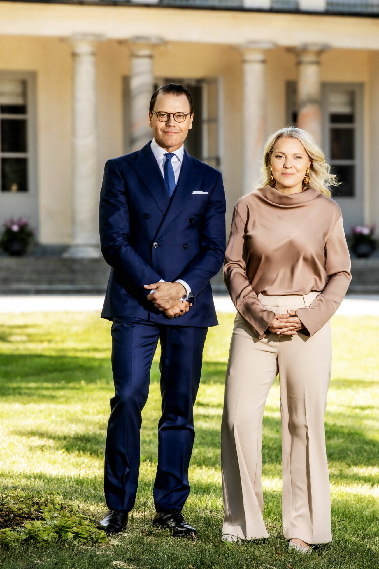 Prins Daniel med Carina Bergfeldt framför Haga slott i SVT-dokumentären Prins Daniel 50 år