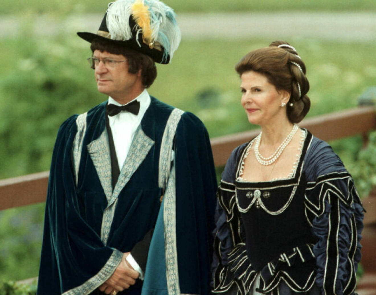 Kungen och drottningen firar Silverbröllop i svällande barockkostymer