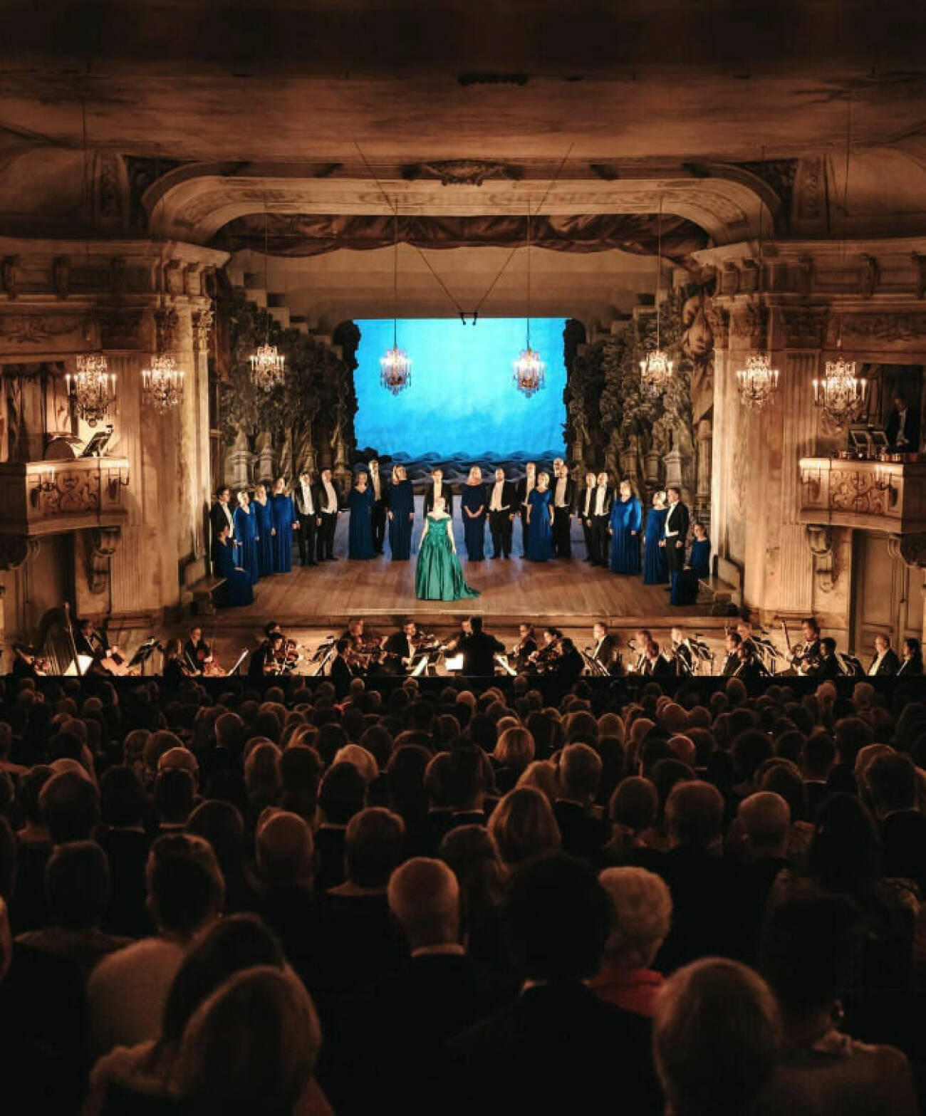Elin Rombo på scen under kungens jubileumsföreställning på Drottningholms slottsteater