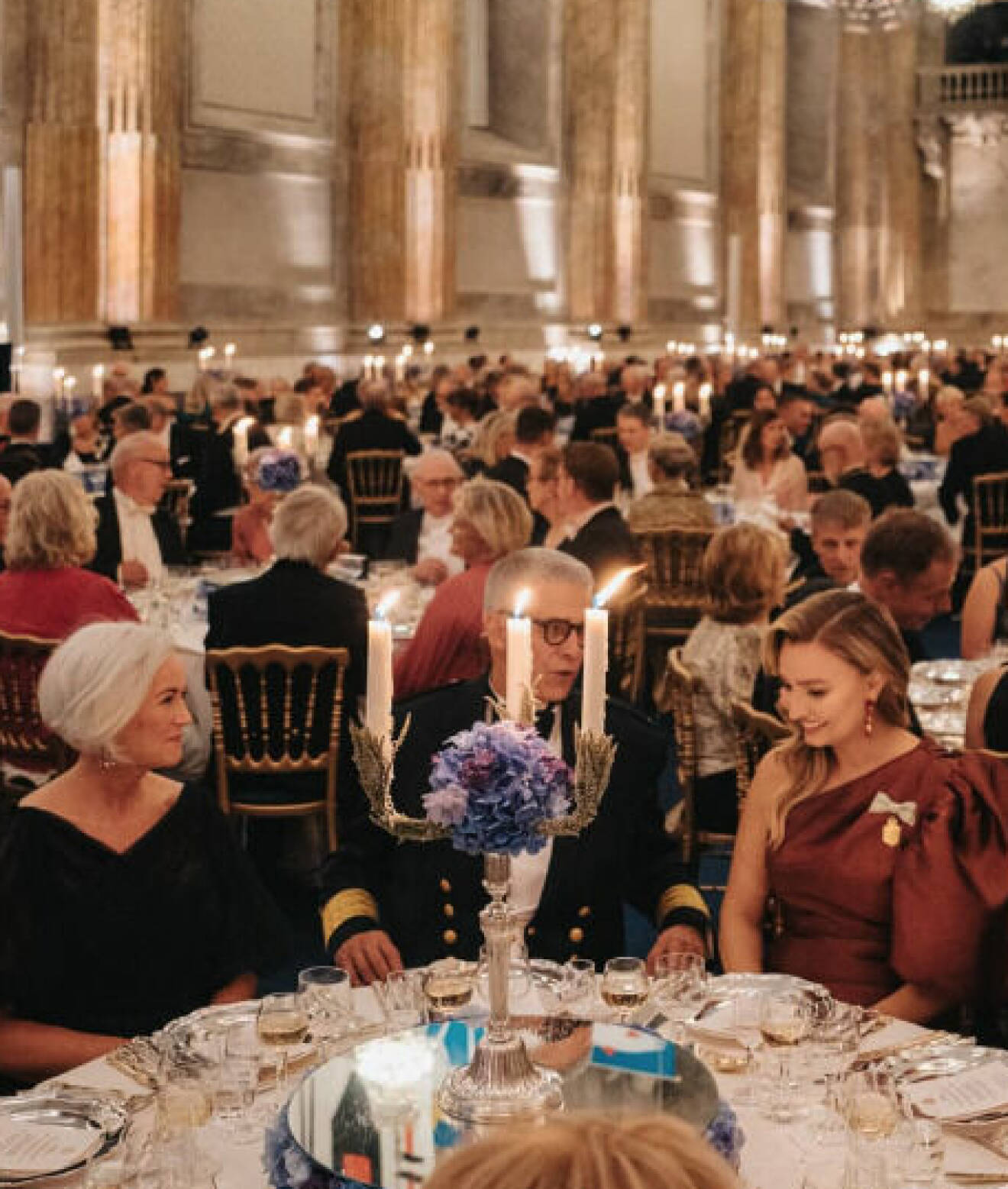 Gästerna till bords i Rikssalen vid middag på Stockholms slott – kungen 50 år på tronen