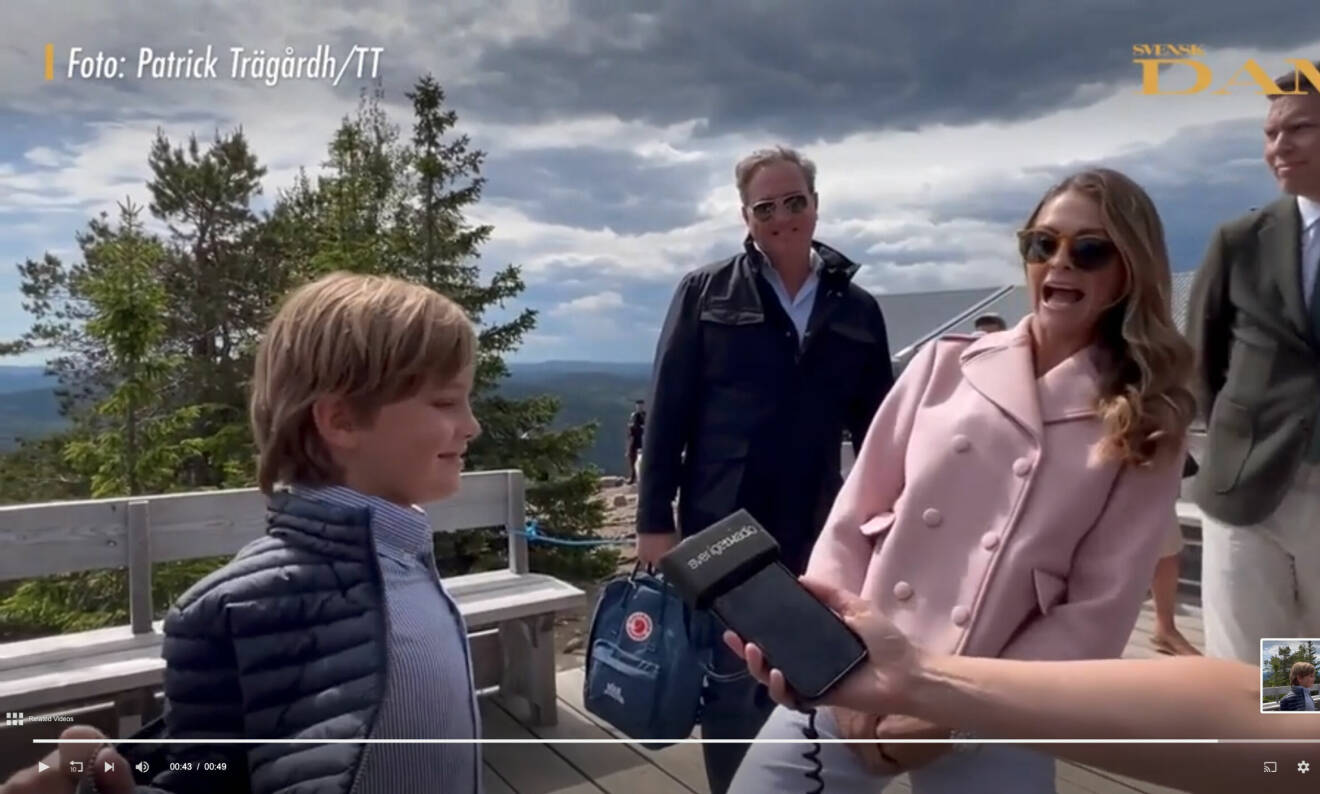 Prins Nicolas blir intervjuad av Sveriges Radio och prinsessan Madeleine spexar loss