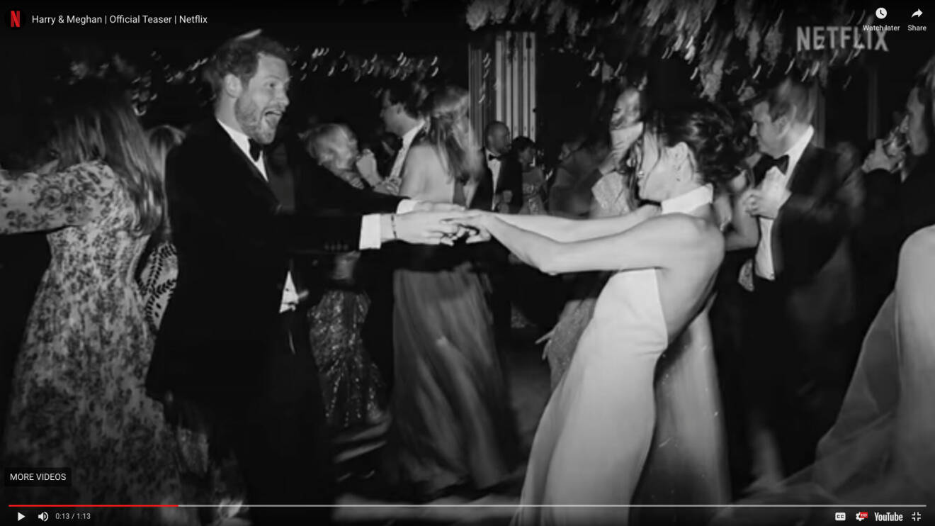 Prins Harry och Meghan Markle dansar på sin bröllopsfest 2018, en bild från Netflix-trailern
