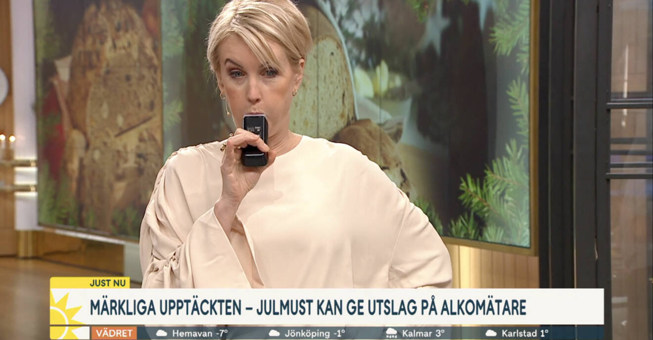 Jenny Strömstedt blåser i en alkomätare i Nyhetsmorgon