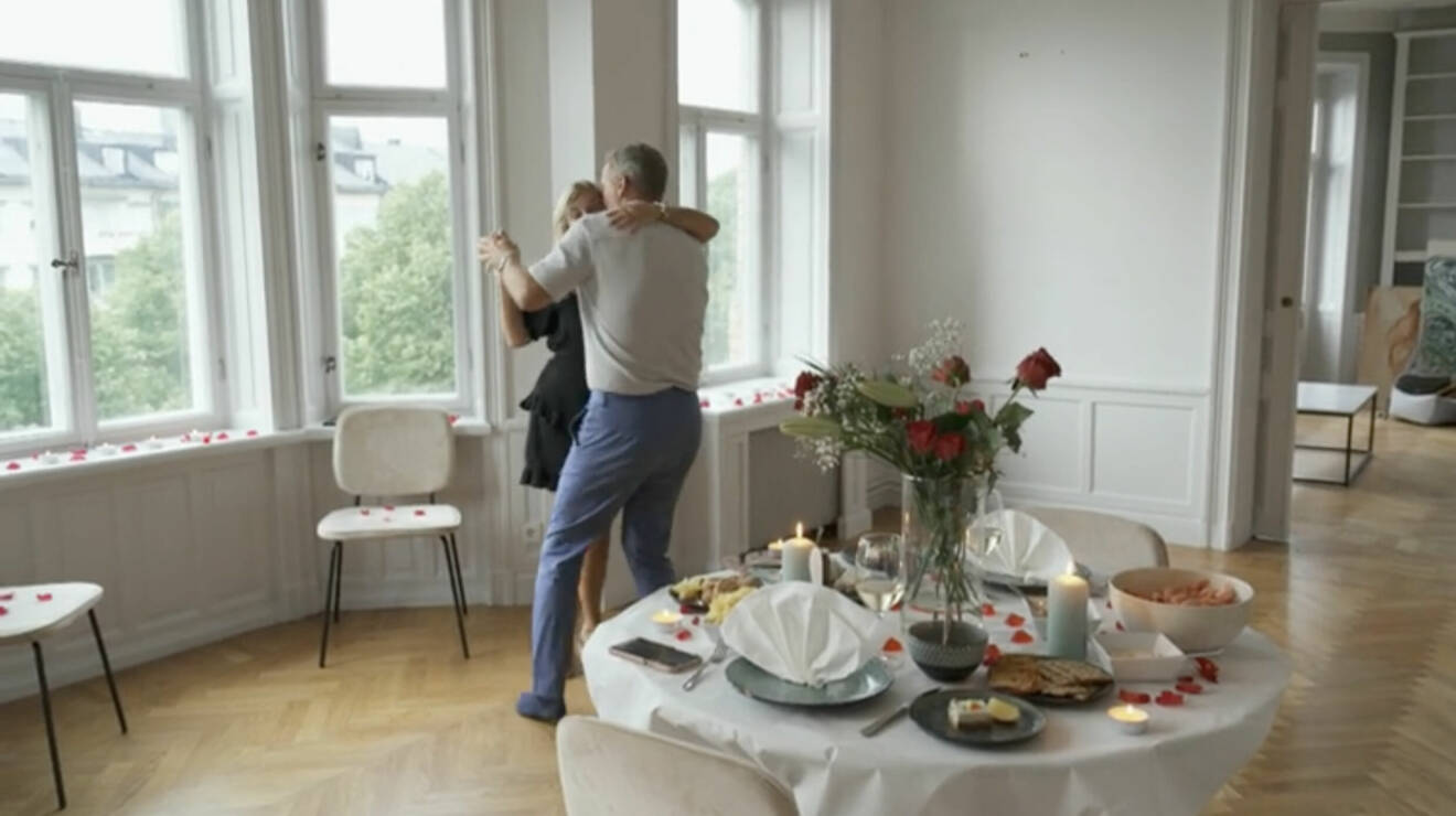 Pernilla Wahlgren och Christian Bauer dansar bredvid ett uppdukat bord