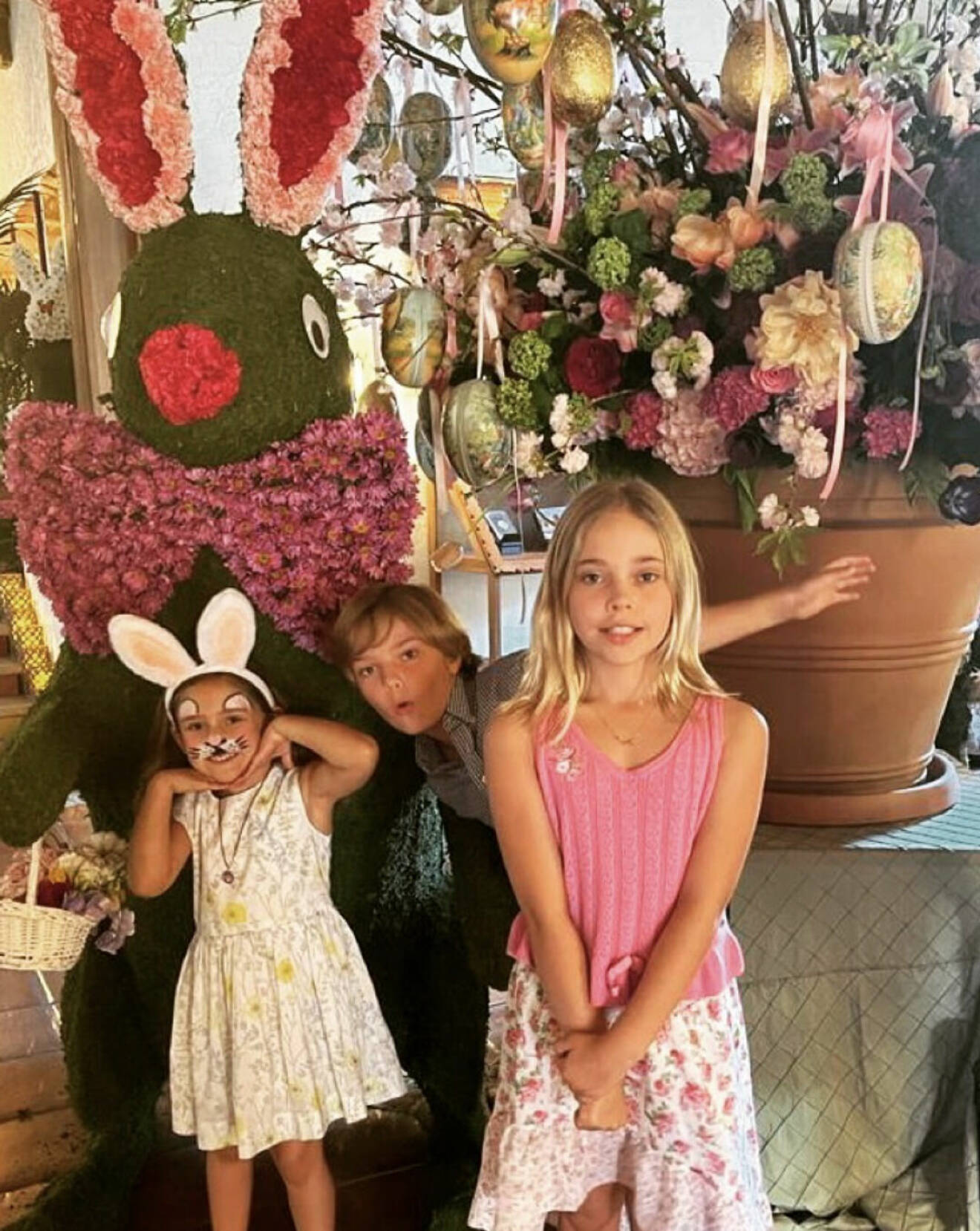 Ett foto från prinsessan Madeleines Instagram på prinsessan Adrienne sminkad till en påskhare, prins Nicolas och prinsessan Leonore