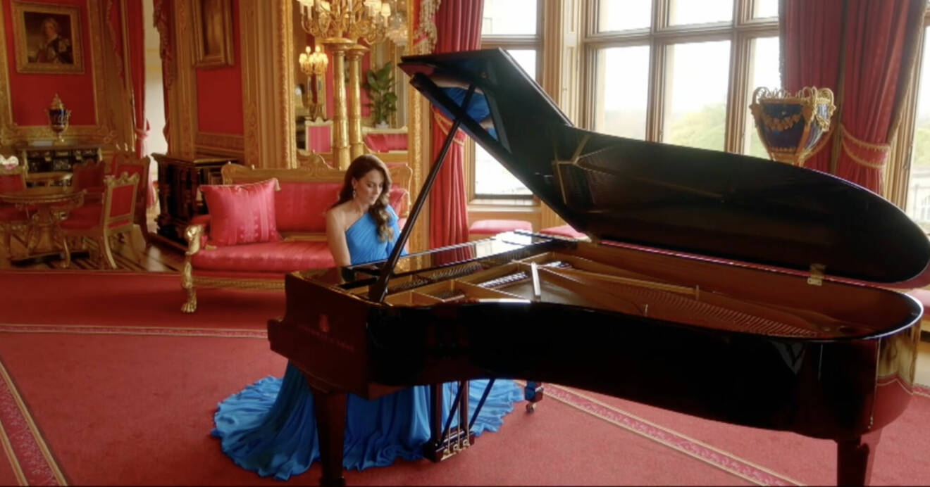 Prinsessan Kate spelar piano i en blå klänning