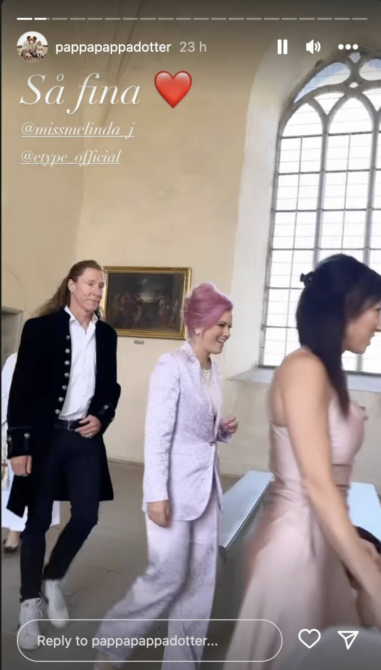 Martin "E-Type" Erikson och Melinda Jacobs promenerar in i kyrkan för att döpa sin dotter