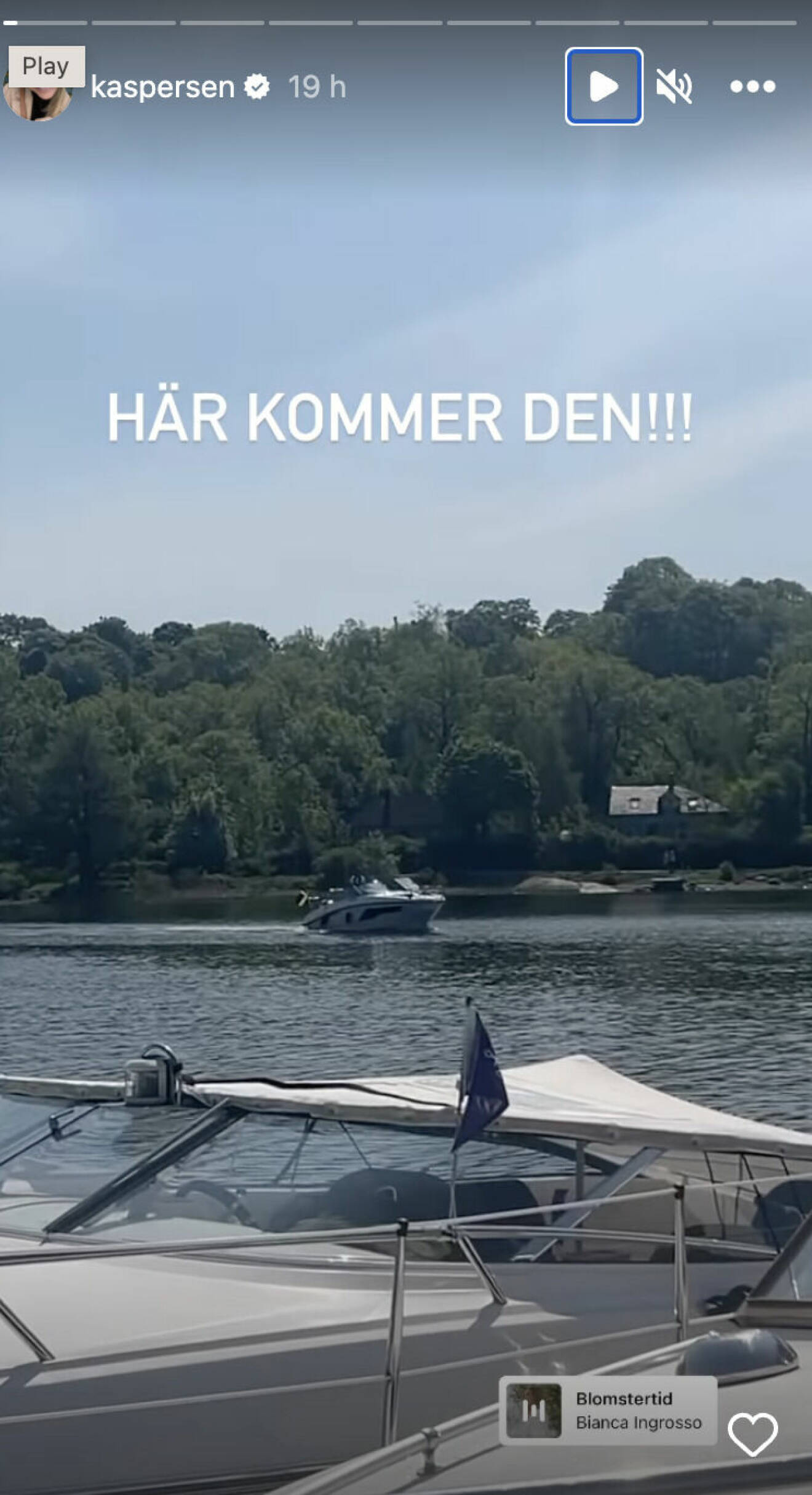 Kristin Kaspersens Instagram-story, hon filmar sin nya båt komma åkandes på vattnet