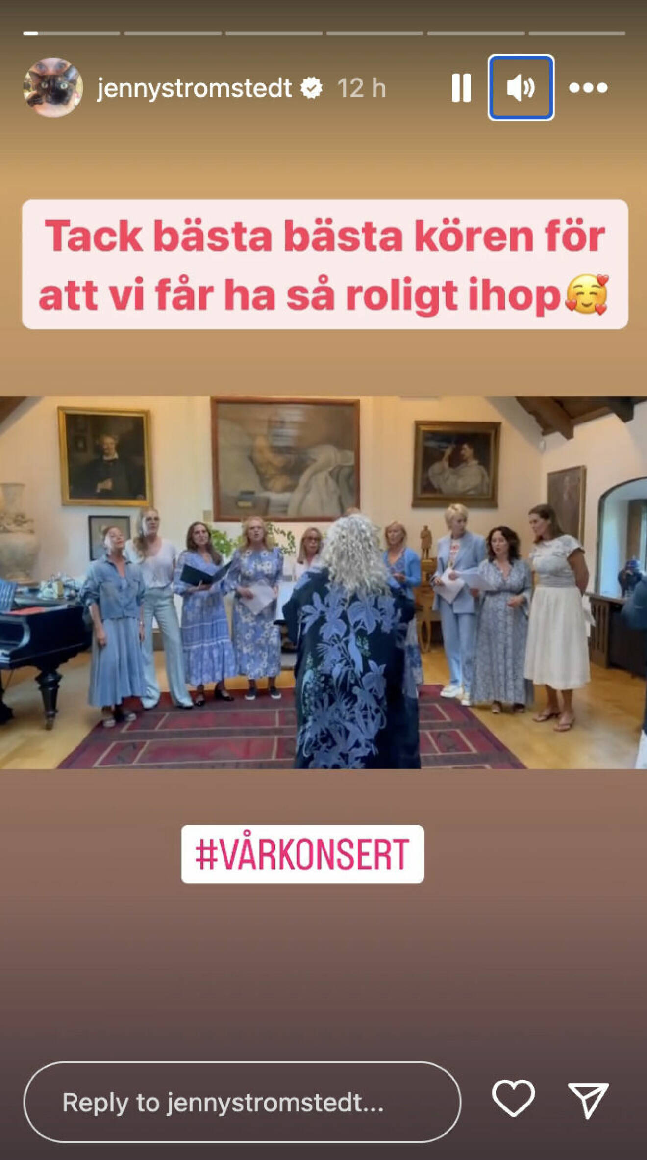En skärmdump från Jenny Strömstedts Instagram-story när hon sjunger i kör
