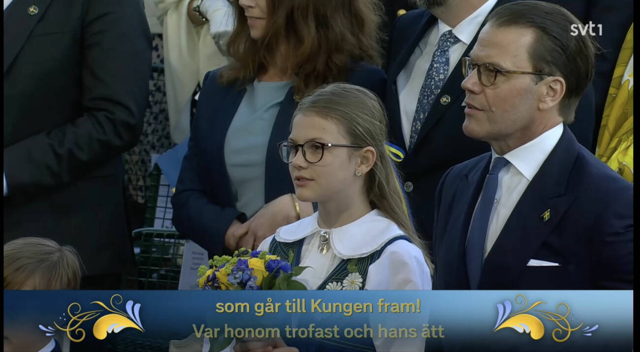 Prinsessan Estelle och prins Daniel sjunger Kungssången på Skansens nationaldagsfirande