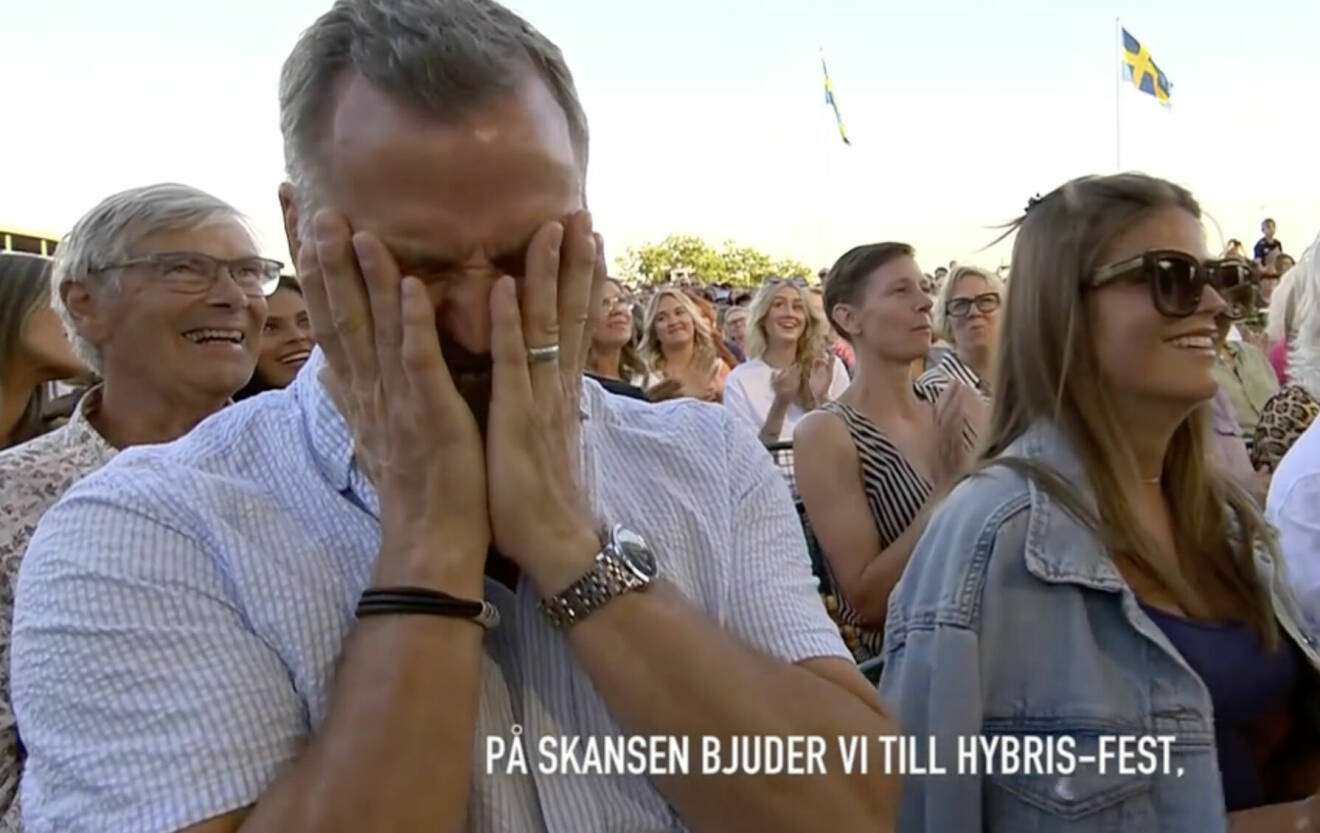 Christian Bauer i publiken i Allsång på Skansen, som håller händerna för ansiktet