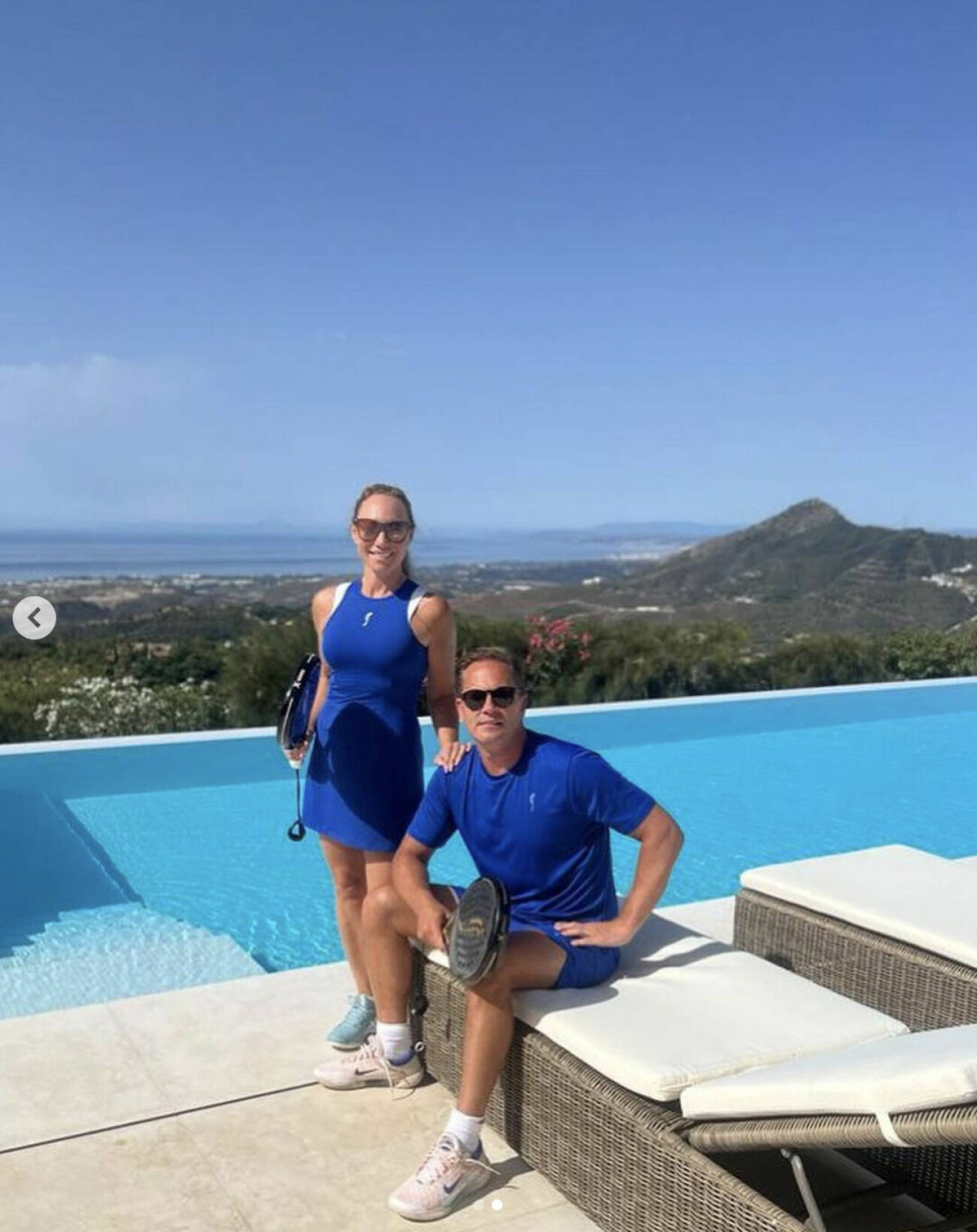 Charlotte Perrelli och Anders Jensen framför sin pool utanför sitt nya hus