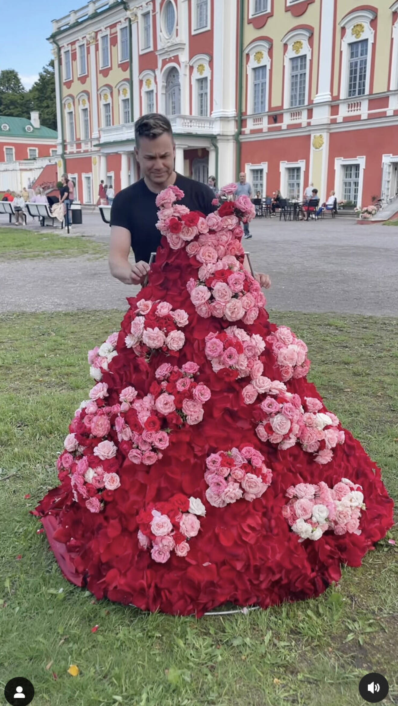 Anders Pihlblad lämnar klänningen gjord av rosor