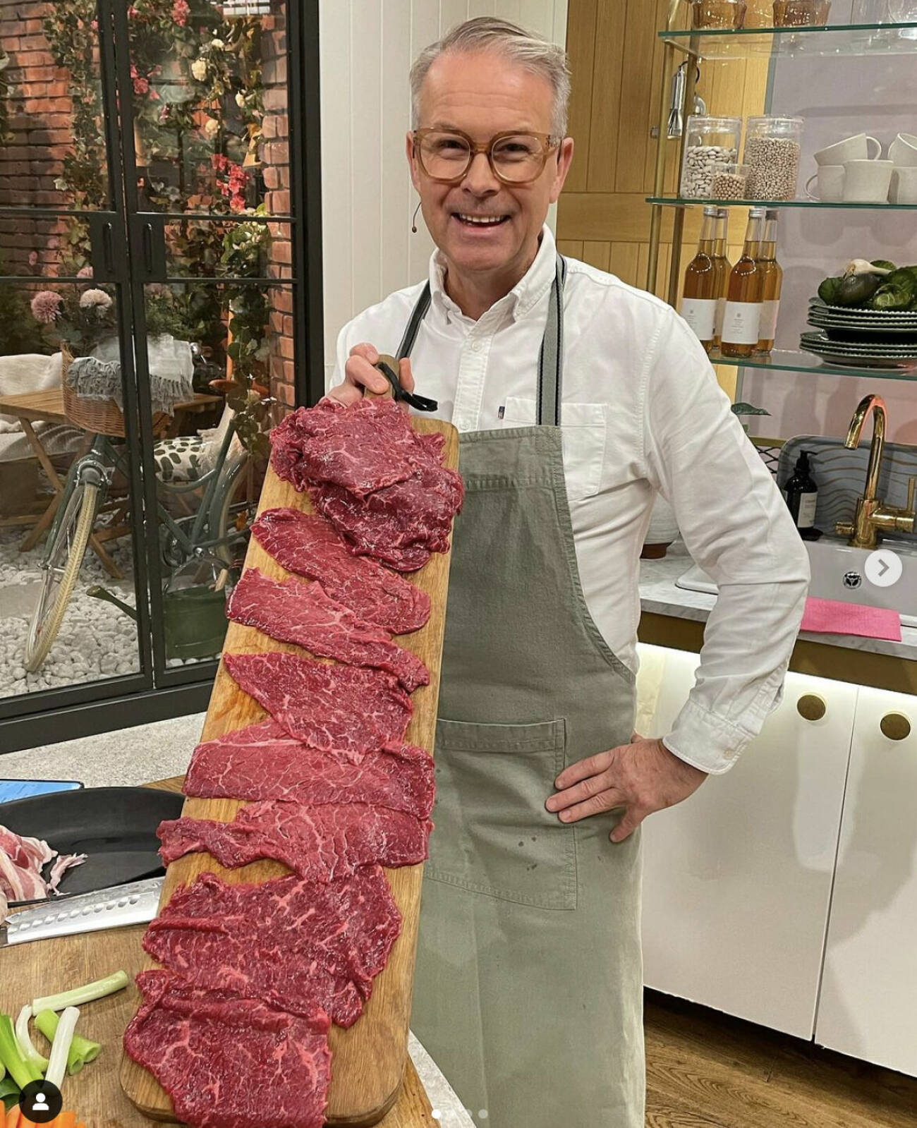 Kocken Fredrik Eriksson i Nyhetsmorgon med en bricka full med kött.