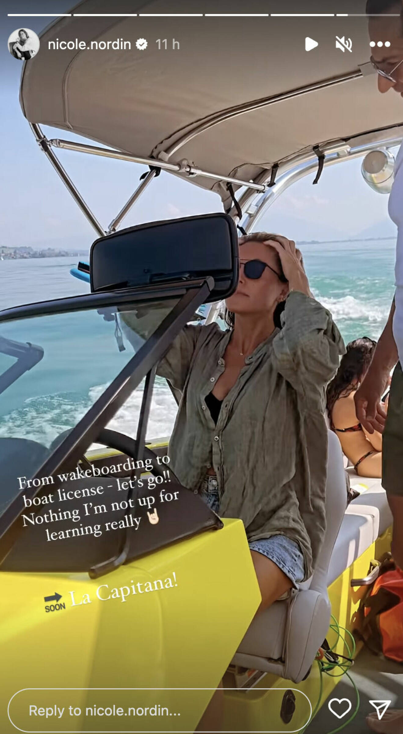 En skärmdump från Nicole Nordins Instagram-story, hon kör båt
