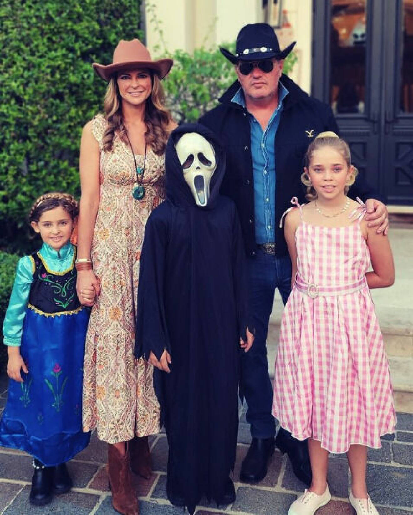 Prinsessan Madeleines Halloween-bild 2023 med Chris O’Neill och barnen prinsessan Adrienne, prins Nicolas och prinsessan Leonore