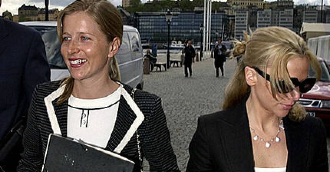 Cristina och Sophie Stenbeck (till höger) på väg till ett möte 2004.