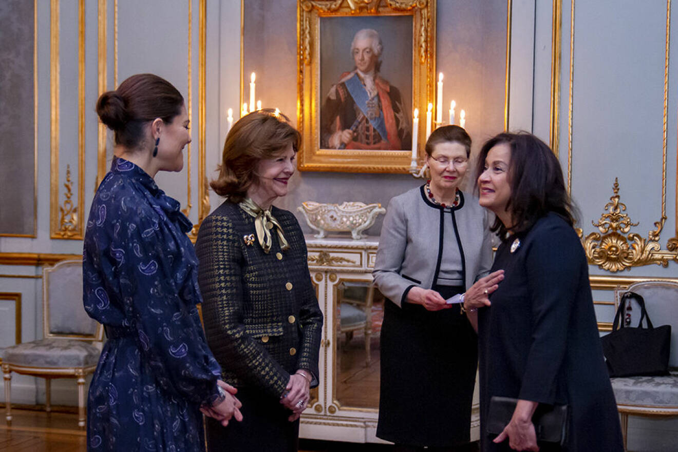 Kronprinsessan Victoria och drottning Silvia med Dominikanska republikens ambassadör Lourdes Victoria-Kruse